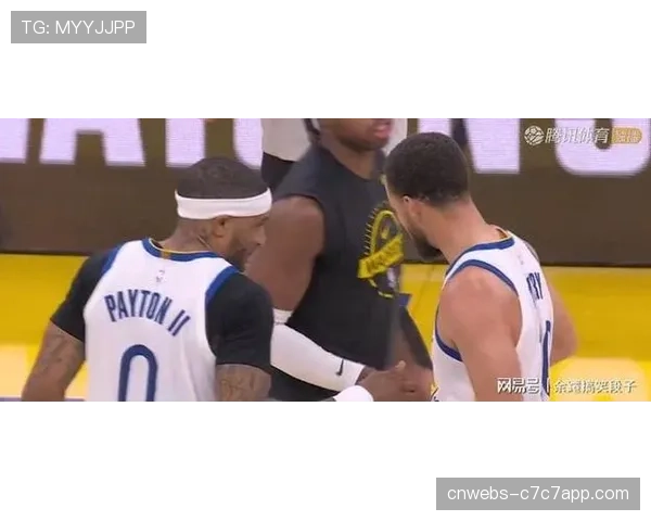 克莱入场时球迷欢呼，勇士视频致敬瞬间