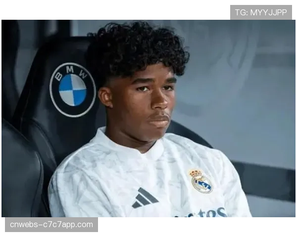 恩德里克里昂首秀替补待命,球迷高呼其名 恩德里克里昂首秀替补待命,球迷高呼其名