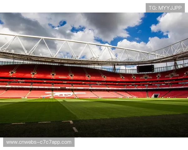 酋长球场球迷高歌助威，萨卡冲撞弗林蓬引争议