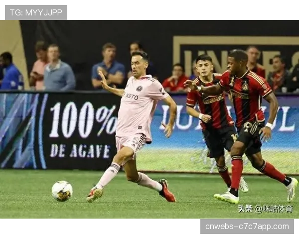 特写瞬间：老将布斯克茨抢断后标志性转身，瞬间破解对手包围圈